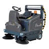 ANUBIS1300D : balayeuse thermique pour grandes surfaces.