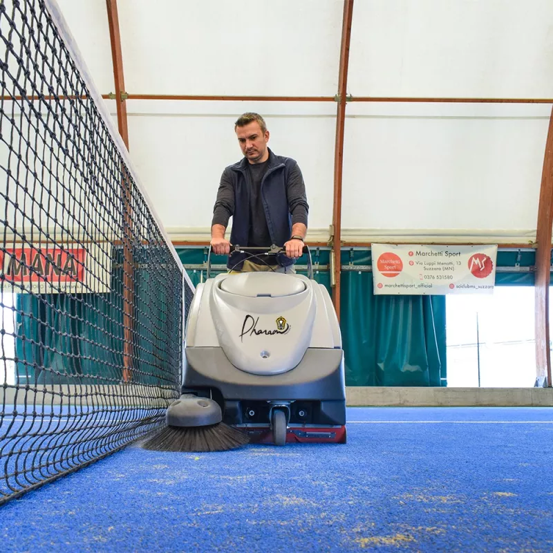 Balayeuse accompagnée pour terrain de sports ANUBIS680BT-TENNIS