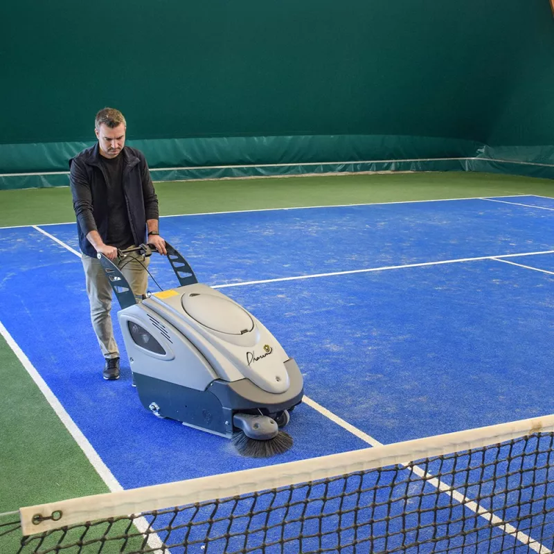 Balayeuse accompagnée pour terrain de sports ANUBIS680BT-TENNIS